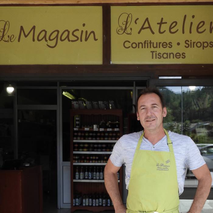 Producteur PACAA Panier, Le Plantvore Le Plantivore posant devant son magasin de produits régionaux a base de fruit et de plantes des hautes Alpes